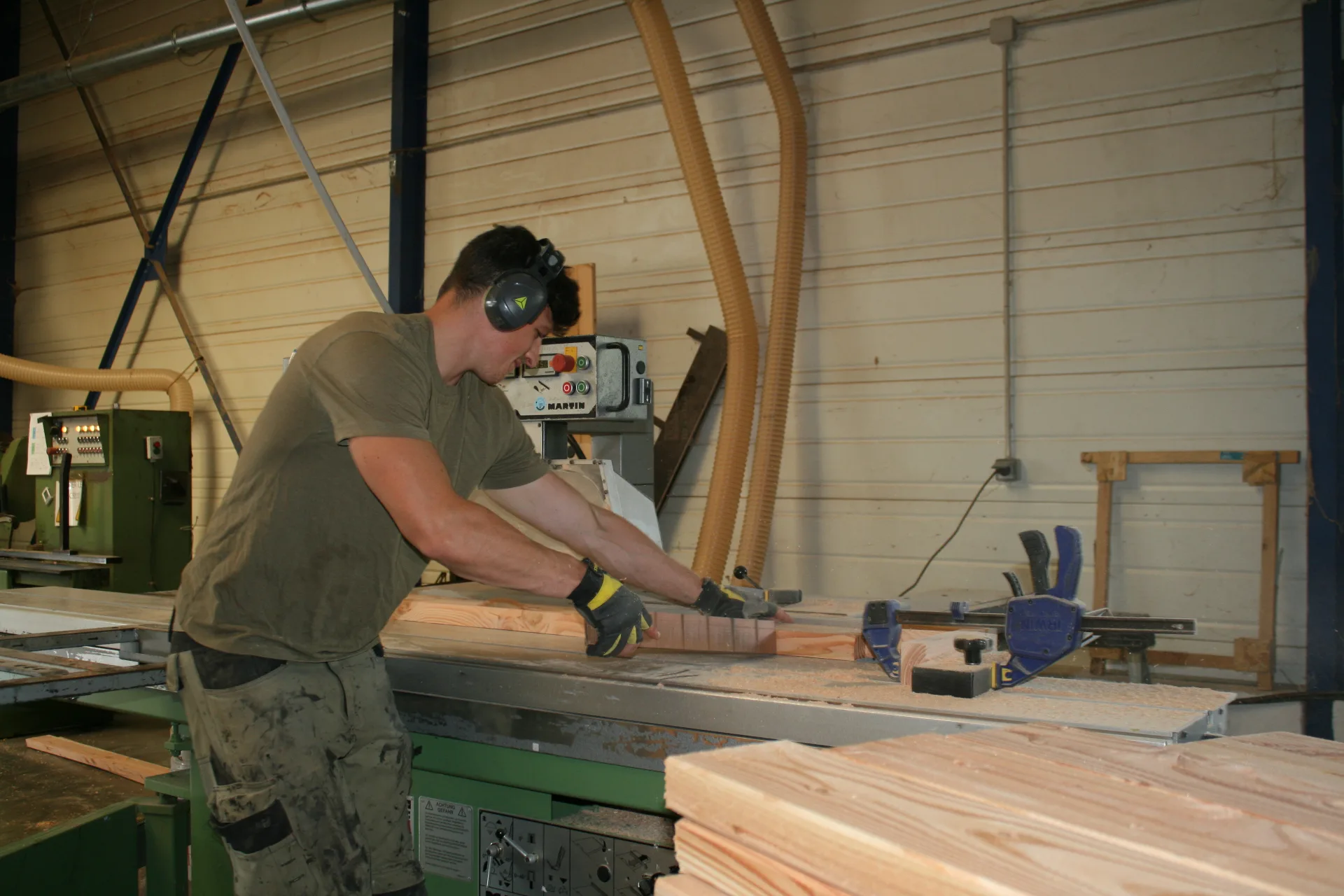 Assemblage bois artisanal en atelier