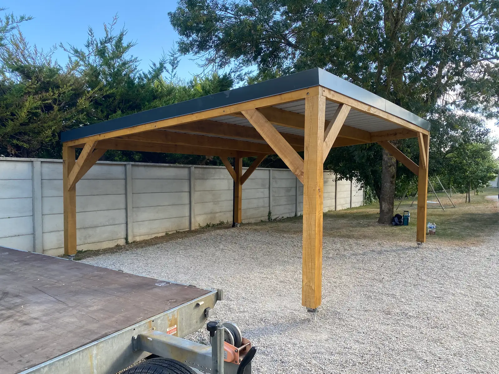 Carport en chêne massif sur mesure avec toiture bac acier anthracite, réalisé par La Planète Bois à Troyes