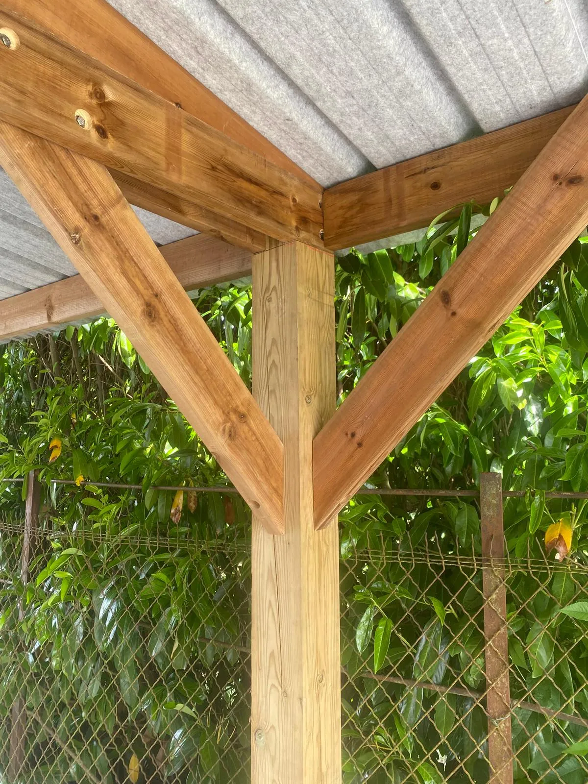 Détail de la charpente en bois et de l'assemblage d'angle d'un carport à Crépy-en-Valois dans l'Oise