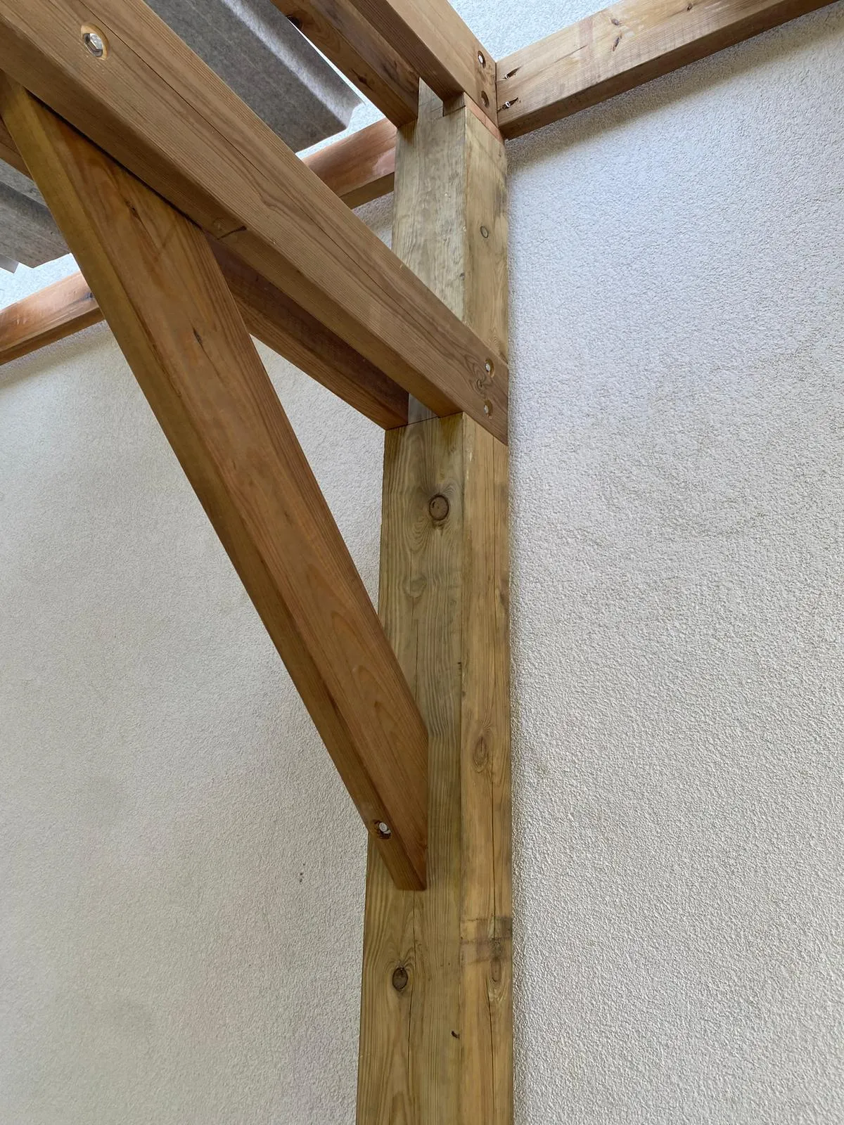 Détail de l'assemblage poteau et jambe de force d'un carport en bois à Crépy-en-Valois dans l'Oise