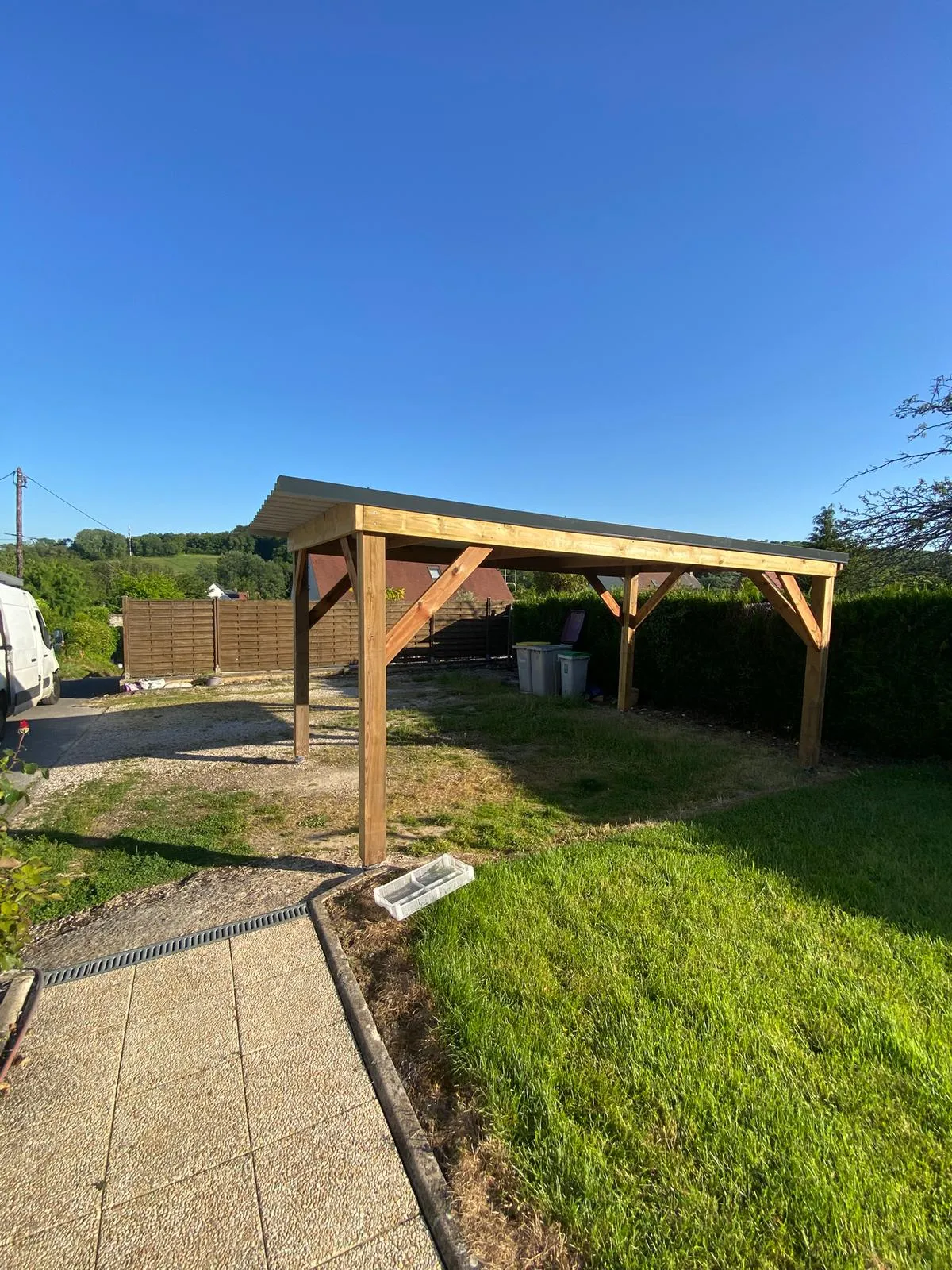 Carport bois bac acier vu du jardin
