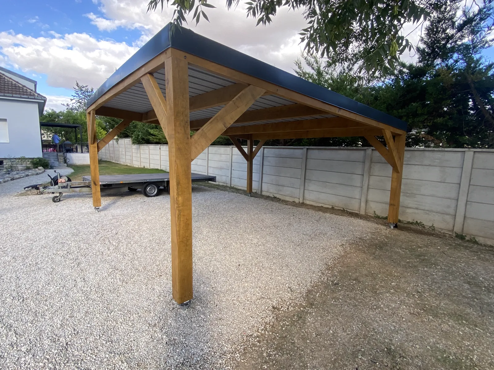Carport en chêne massif à toiture mono-pente bac acier anthracite, à Pont-Sainte-Marie près de Troyes
