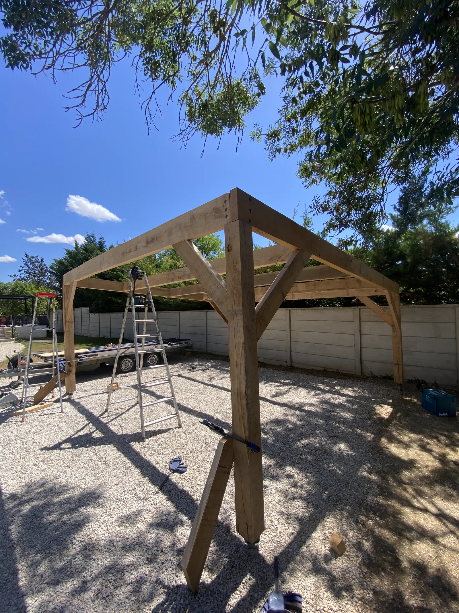 Détail d'un poteau en chêne 150x150 mm avec jambes de force d'un carport, à Pont-Sainte-Marie dans l'Aube