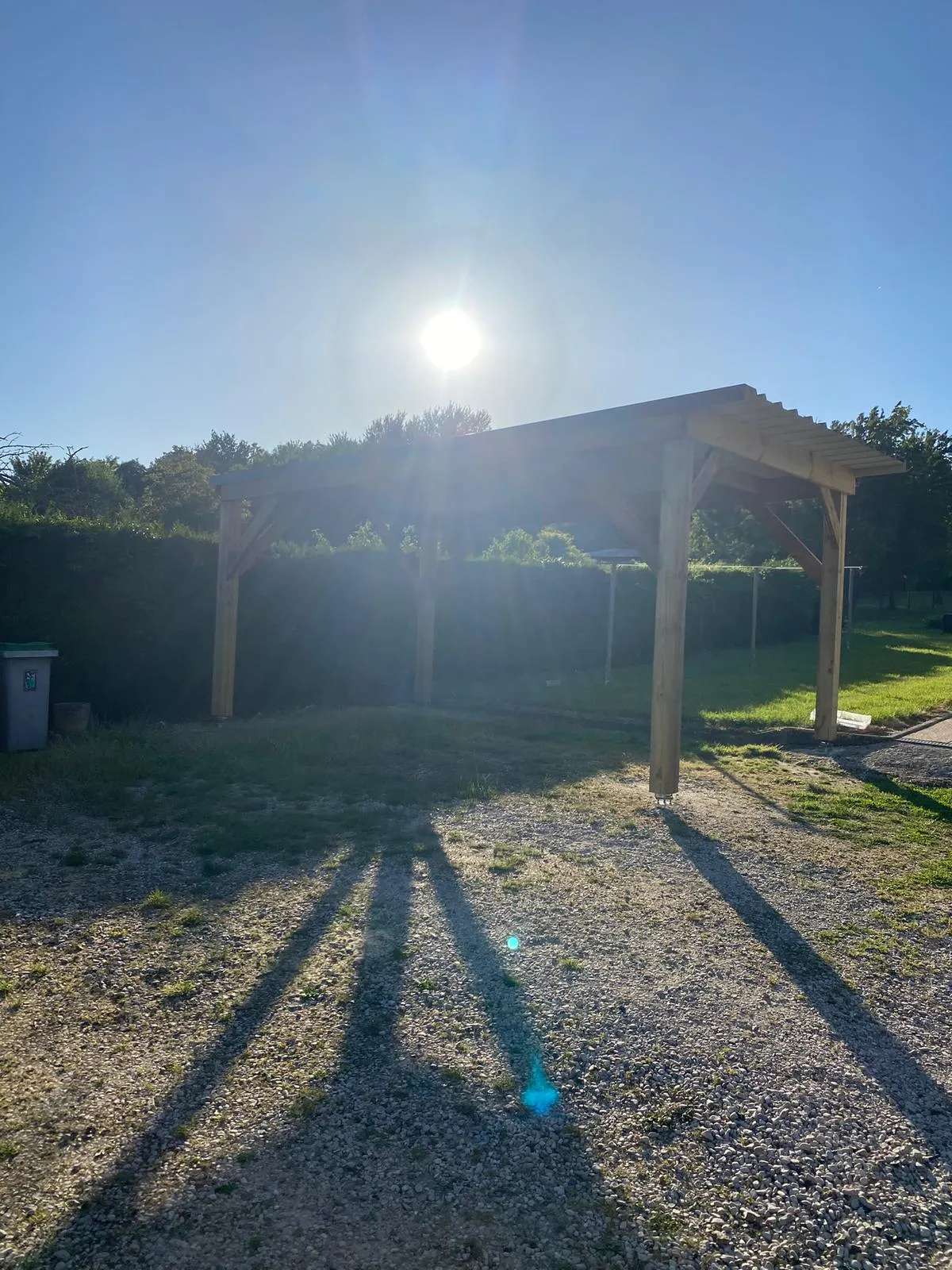 Carport bois toit plat intégré au jardin