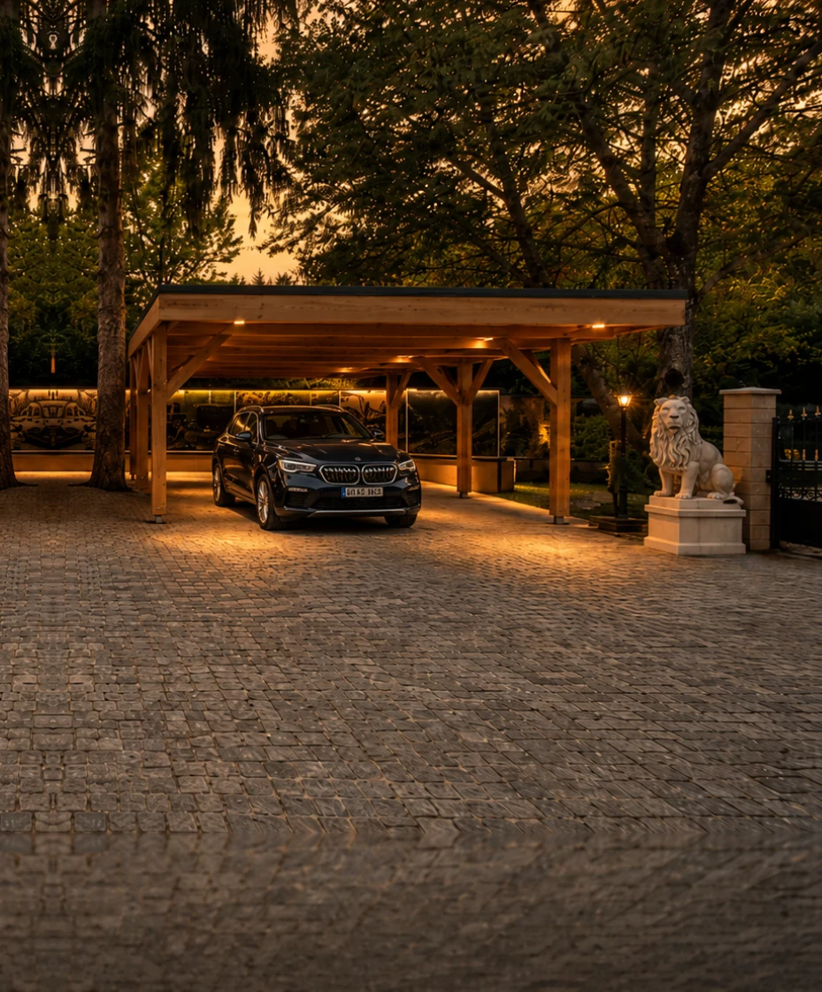 Carport éclairé au crépuscule