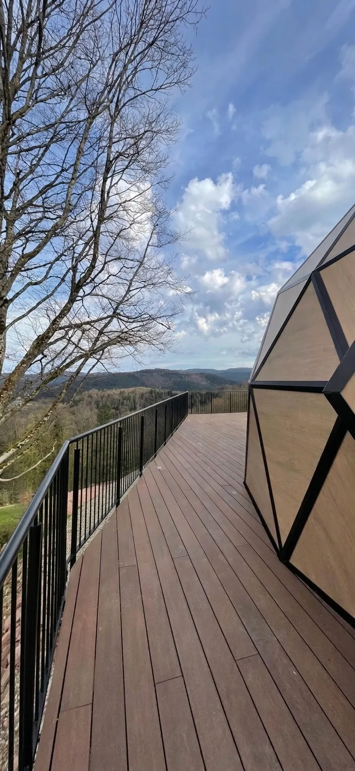 Terrasse bois en belvédère le long d'un dôme géodésique