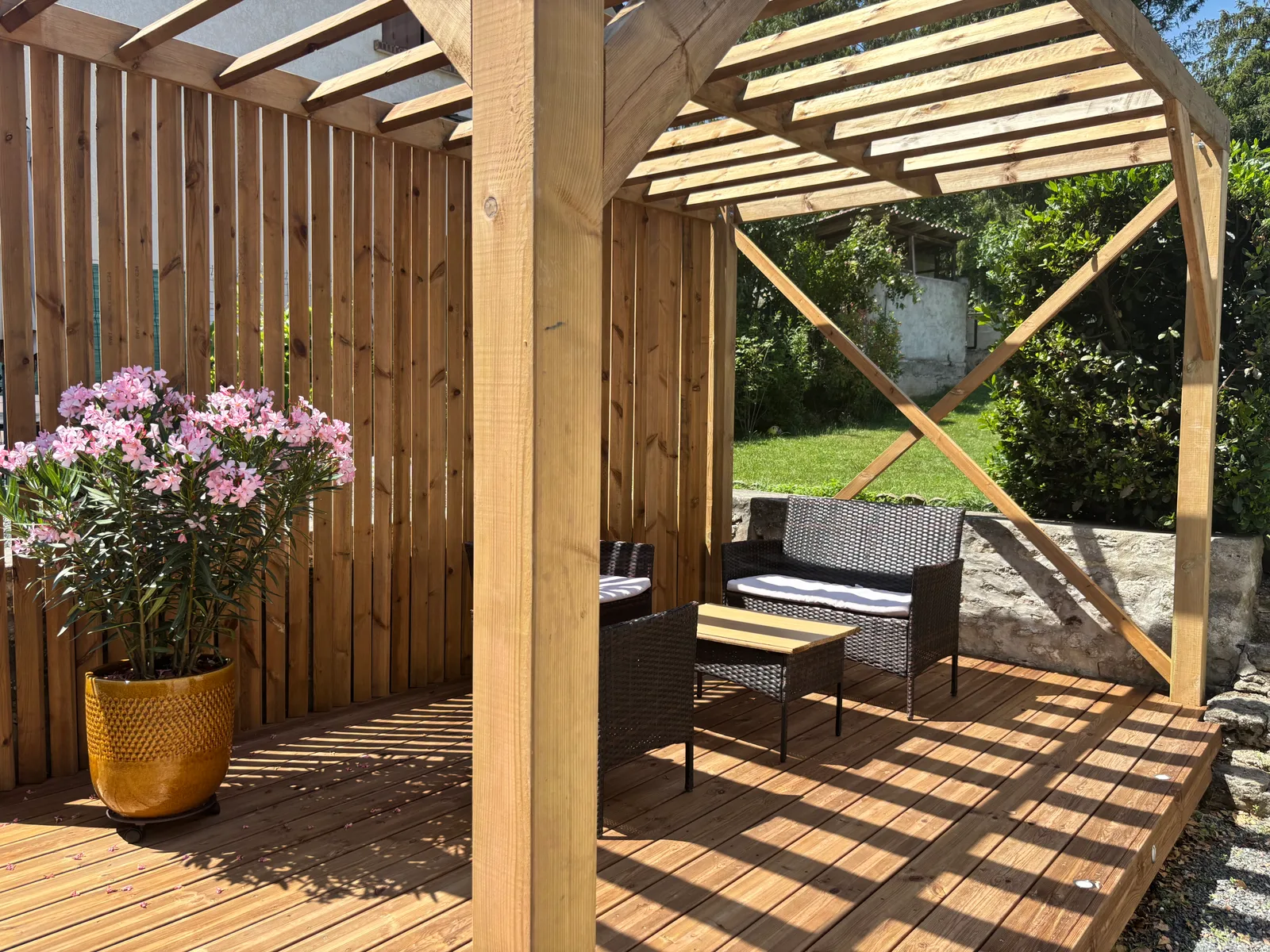 Terrasse bois sous pergola pin
