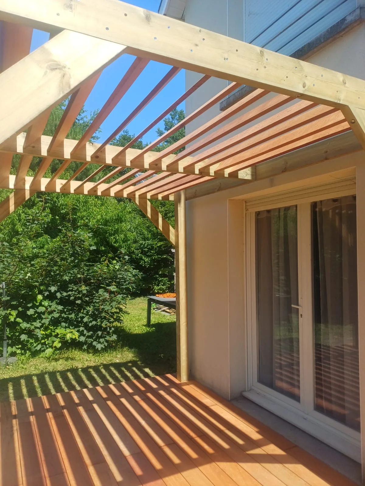 Pergola bois adossée à lames