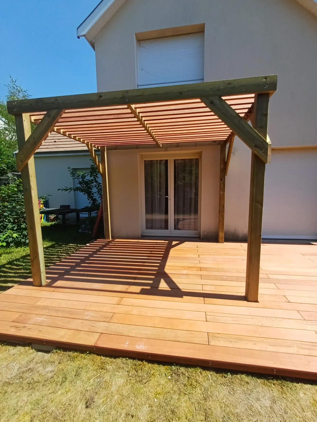 Pergola bois sur terrasse exotique