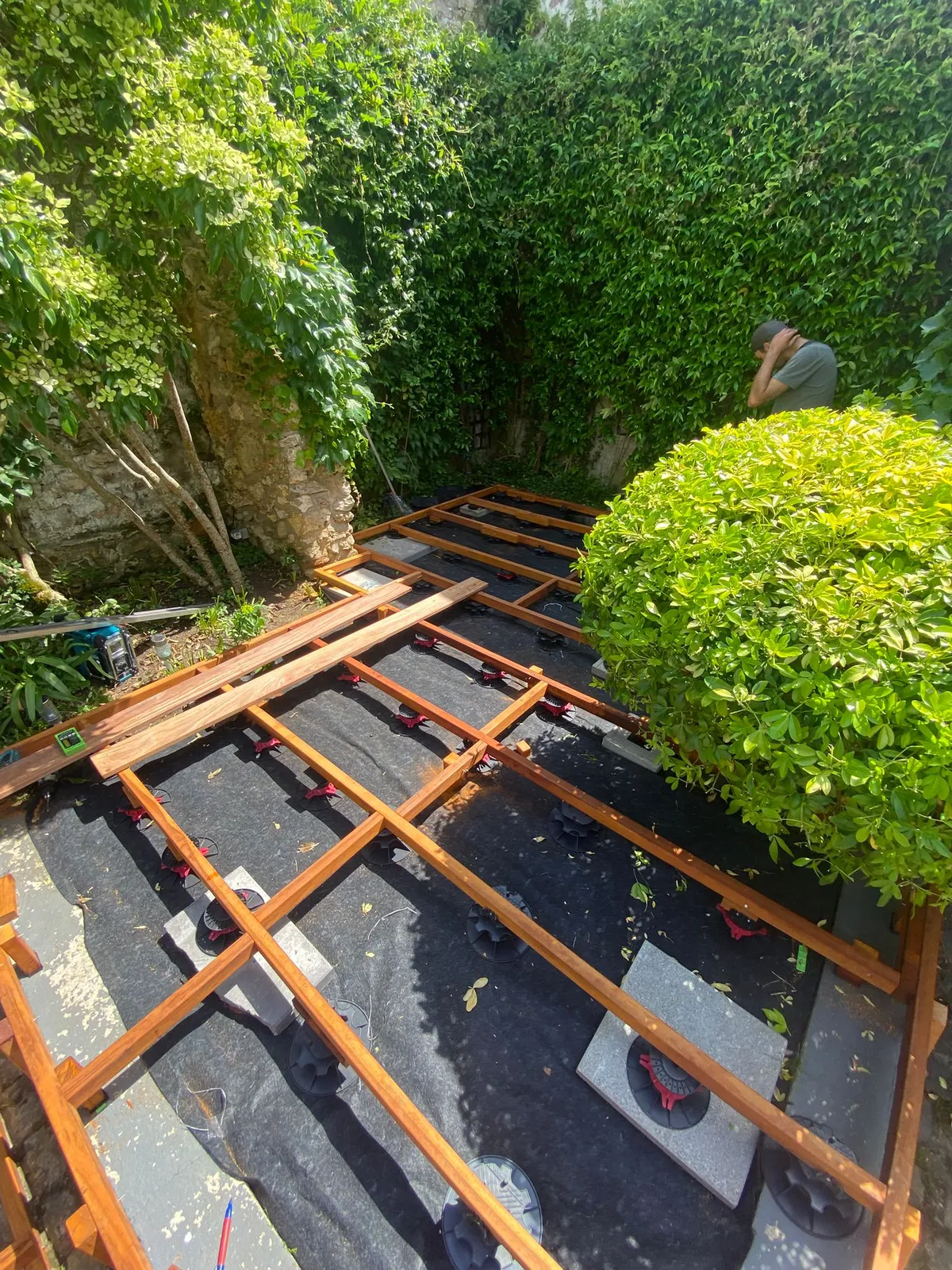 Structure de lambourdes en cours de pose pour une terrasse bois, région Soissons Aisne