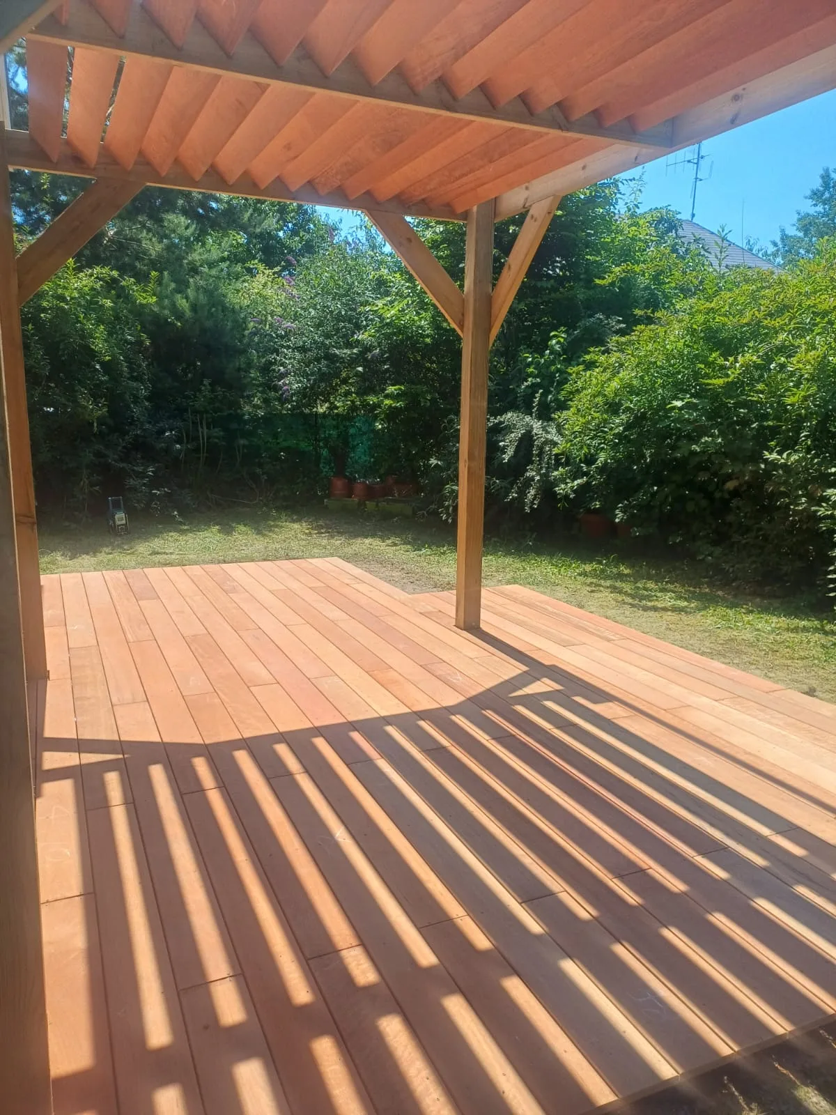 Terrasse exotique sous pergola bois