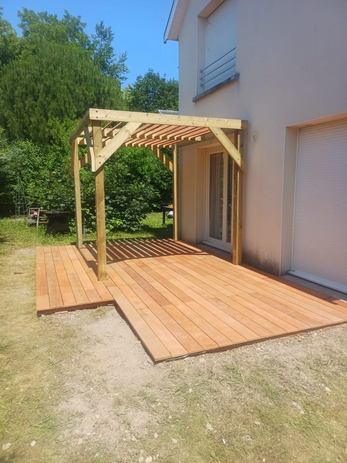 Terrasse exotique le long de la maison